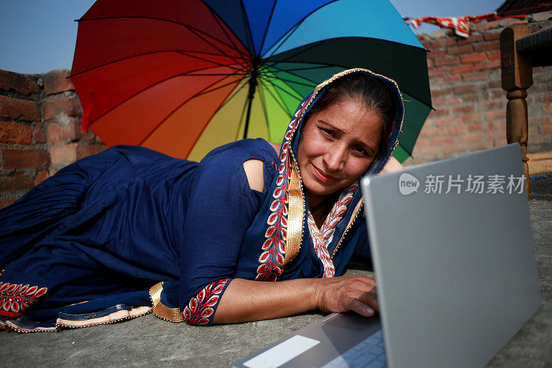 印度女子使用笔记本电脑