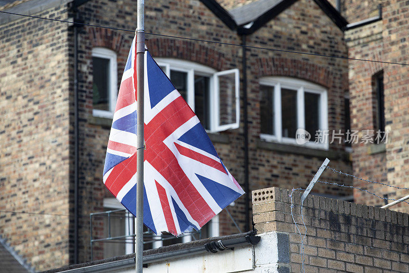 市中心房屋的后院飘扬着英国国旗
