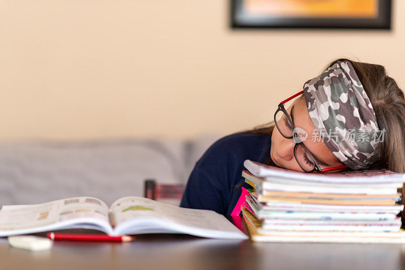 女孩在家学习时睡觉