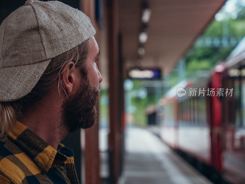 男人在车站等火车