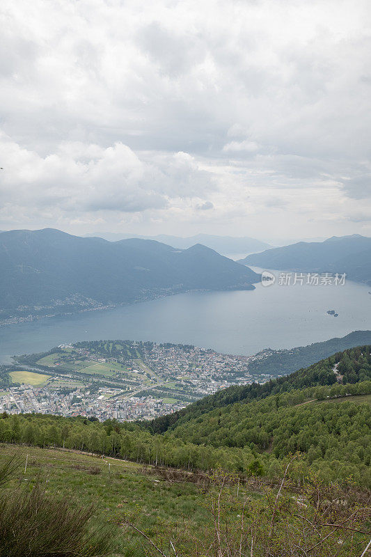 从山顶俯瞰马焦雷湖和阿斯科纳，阴沉沉的