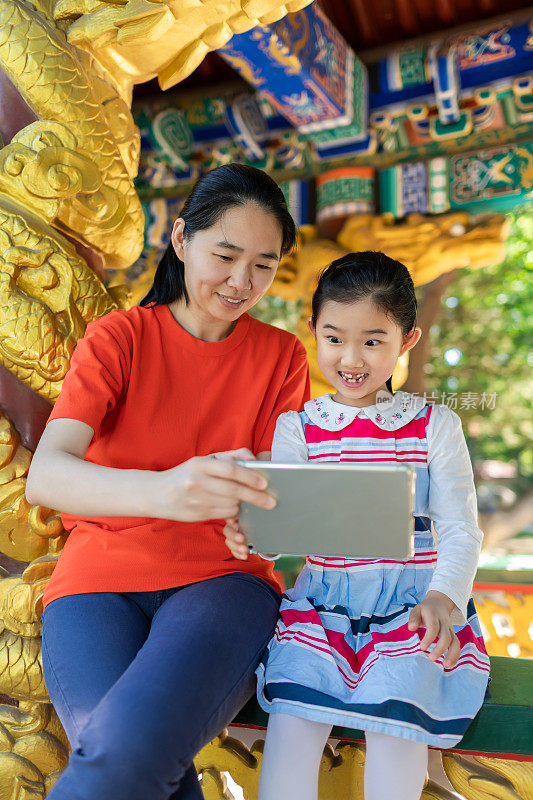 小女孩和妈妈在玩IPAD