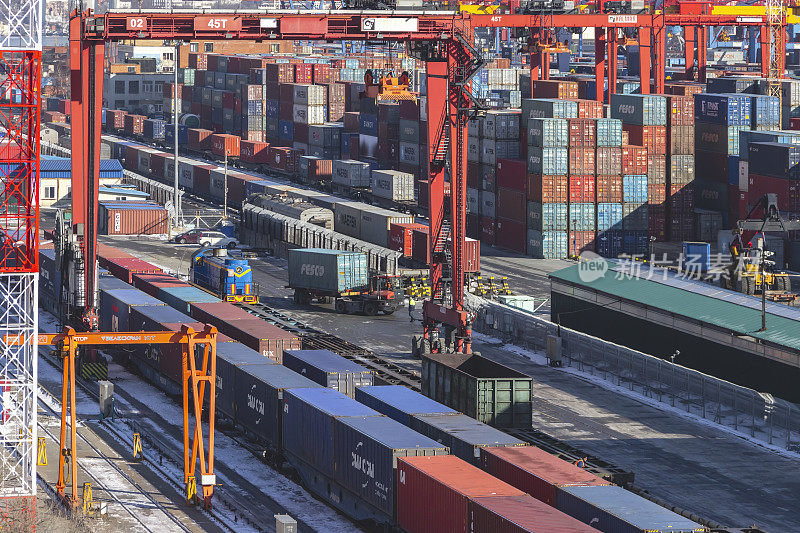 海参崴商港集装箱码头的货运作业。