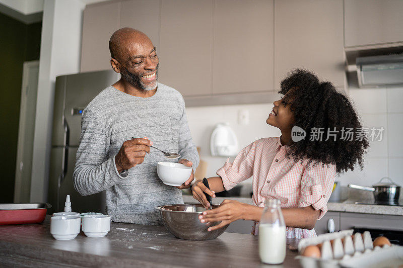 父亲和女儿一起在家做饭