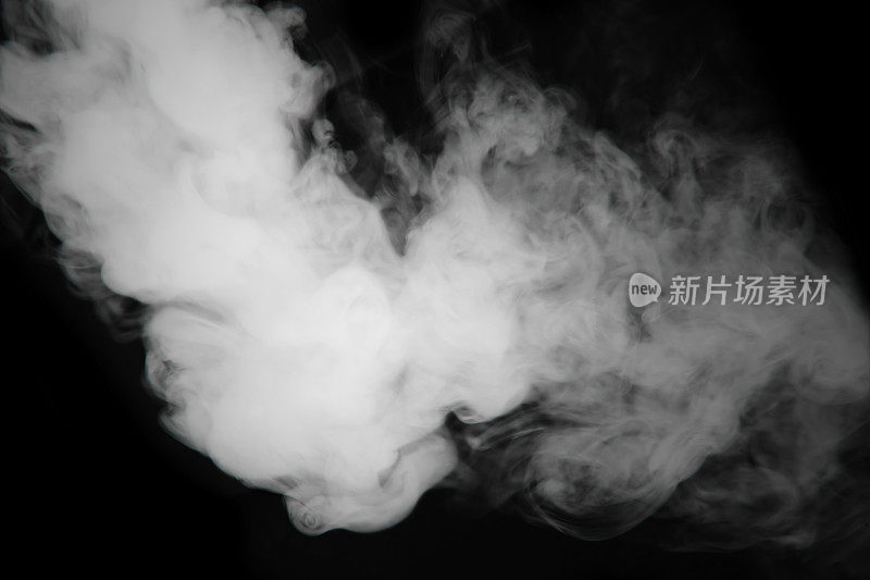 黑色背景上的蒸汽烟雾的特写