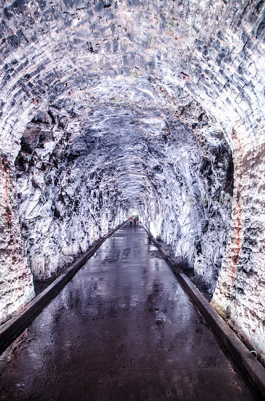 加拿大第一条铁路隧道