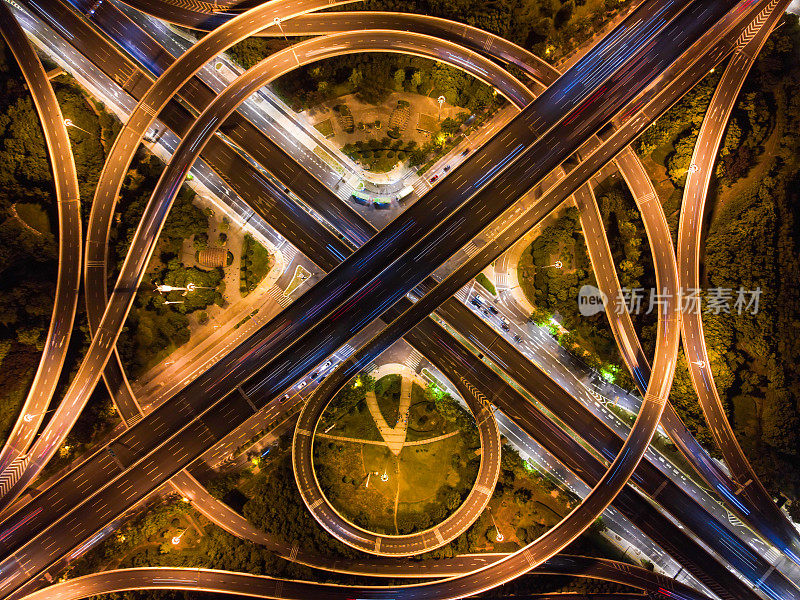 一个十字路口的夜间鸟瞰图