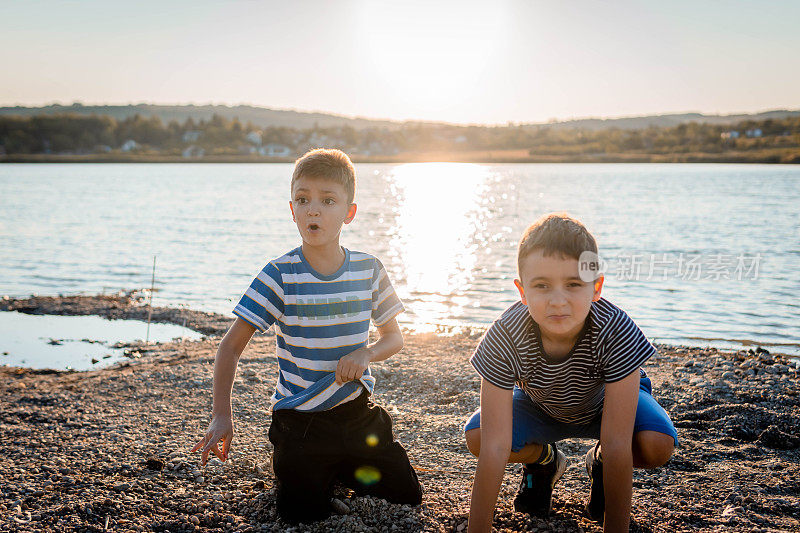 两个男孩在湖边