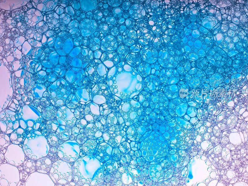 泡泡星系，一个抽象的图像，高倍的肥皂泡与食品染料添加有趣的颜色
