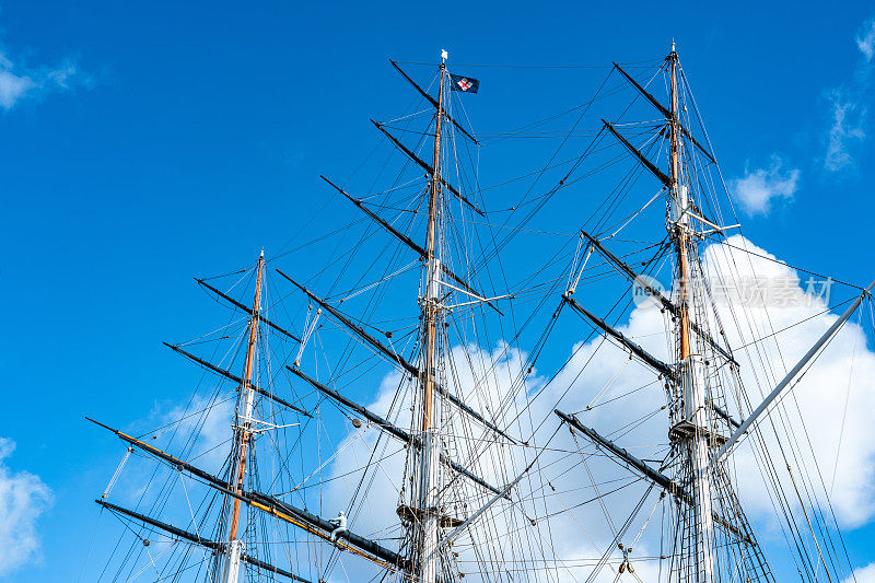 旧船的桅杆和帆索靠近
