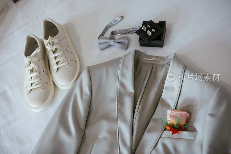 高档男装配饰。蓝色套装，夹克，袖扣，领带和手帕。婚礼、父亲节和情人节的概念。