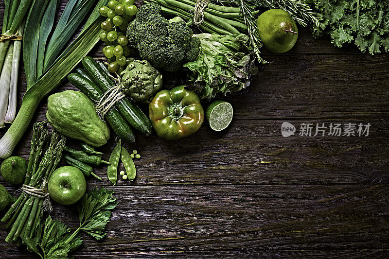 表顶视图背景变化绿色蔬菜排毒和碱性饮食。放在一个板条箱里，放在一张有复印空间的乡村木桌子上