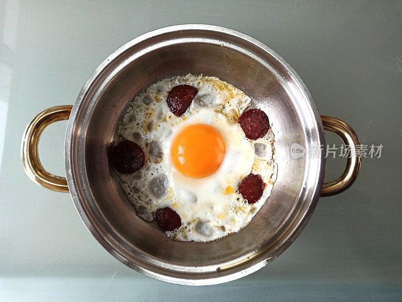 伊斯坦布尔火鸡早餐的煎香肠和单面煎蛋