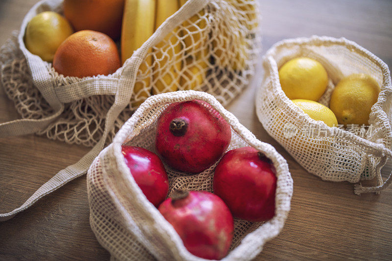 环保可重复使用的网状购物袋与新鲜水果