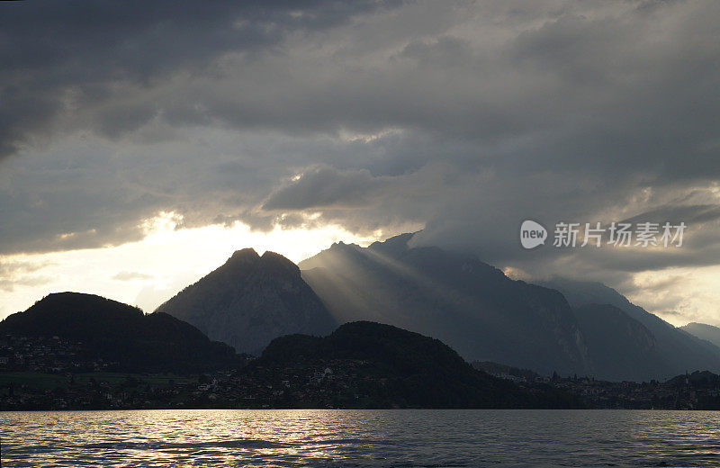 日出时横跨湖岸的山景