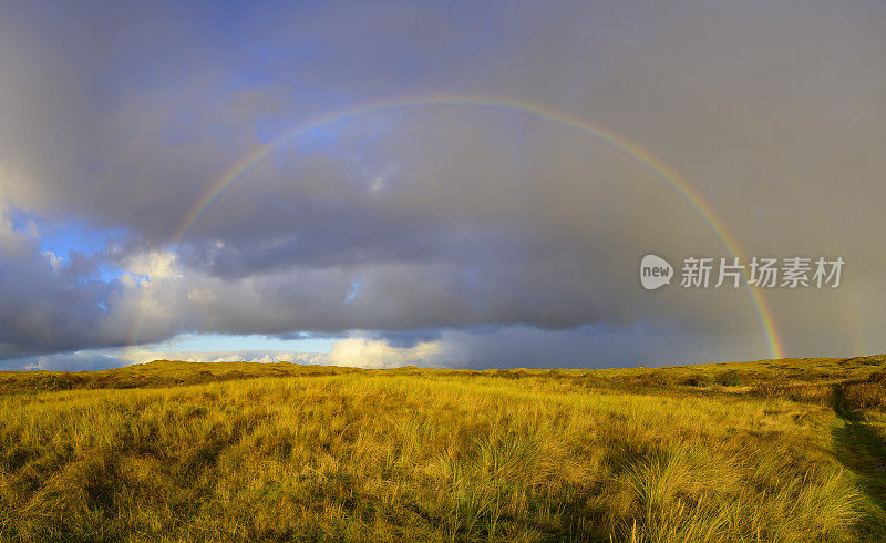 瓦登海区特塞尔岛沙丘上的彩虹