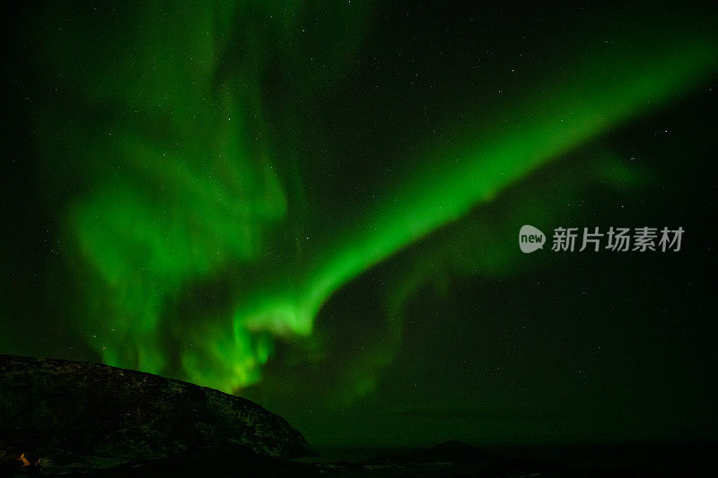 北极光在夜空中山脉的轮廓