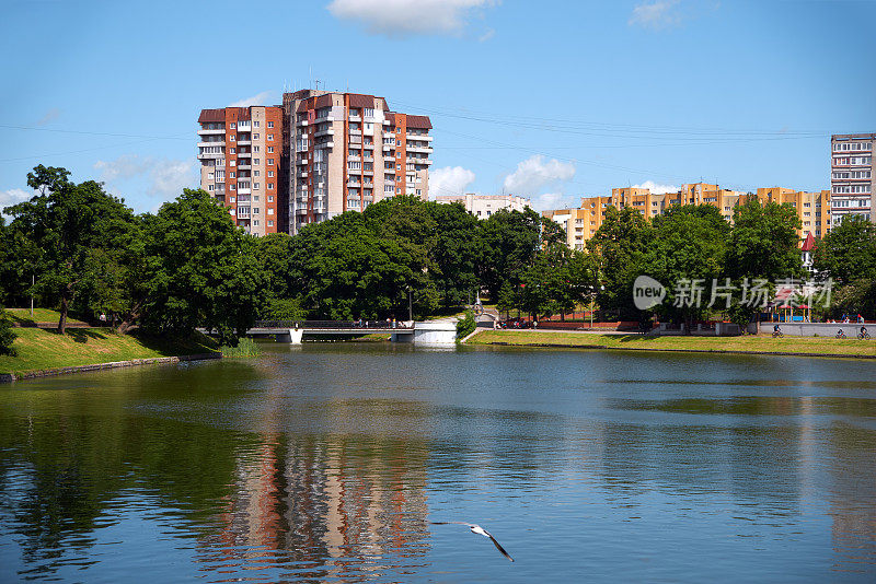 湖边的多层住宅建筑