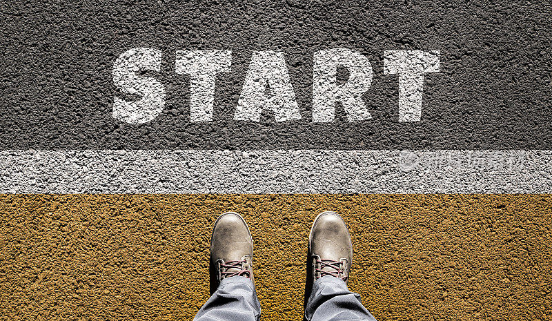 “从你脚前的柏油路开始”这句话。从以上观点。起跑线。开始，选择，商业的概念。