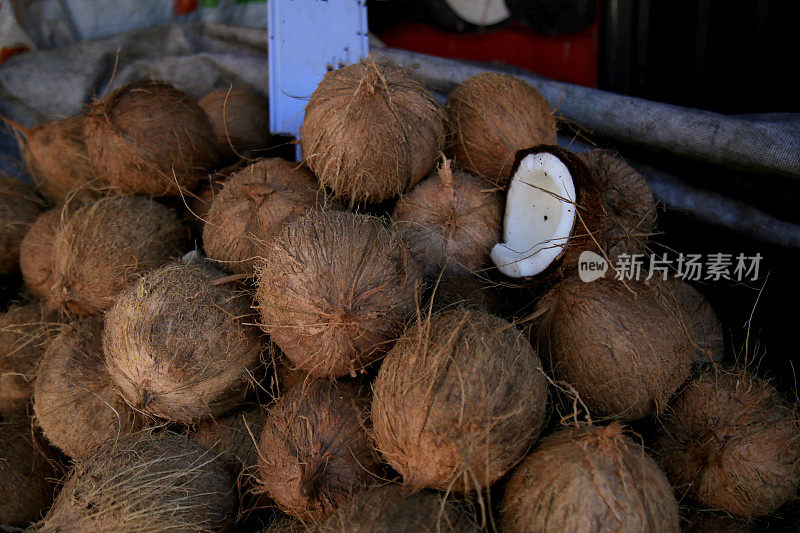 椰子干在市场上出售