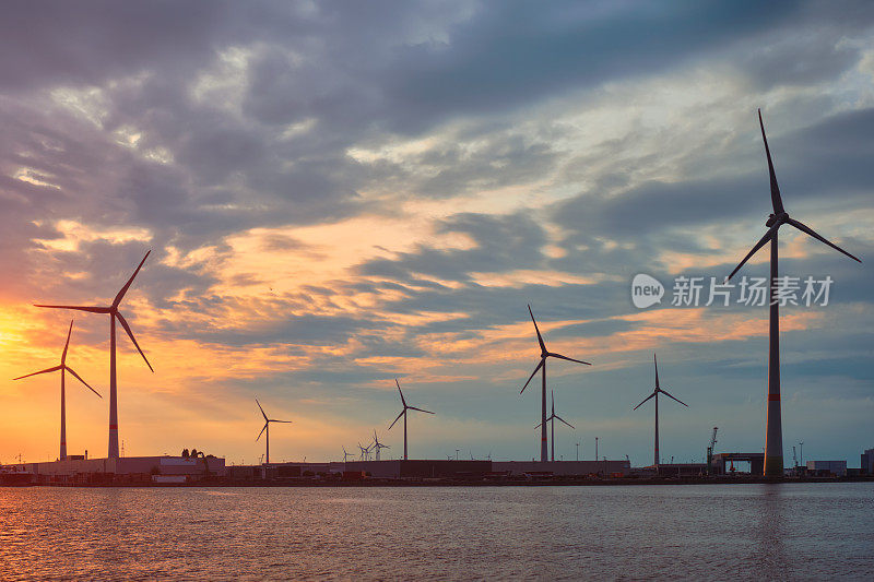 日落后安特卫普港口的风力涡轮机。