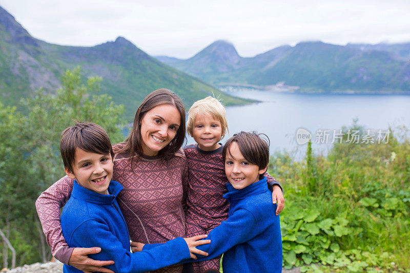一家人，在从罗浮敦到Senja岛的途中，在令人惊叹的挪威自然风光上拍照