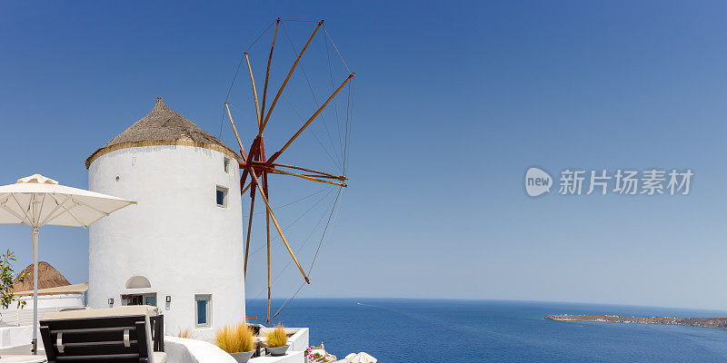 风车在希腊圣托里尼岛度假旅游旅游伊亚镇地中海圣托里全景