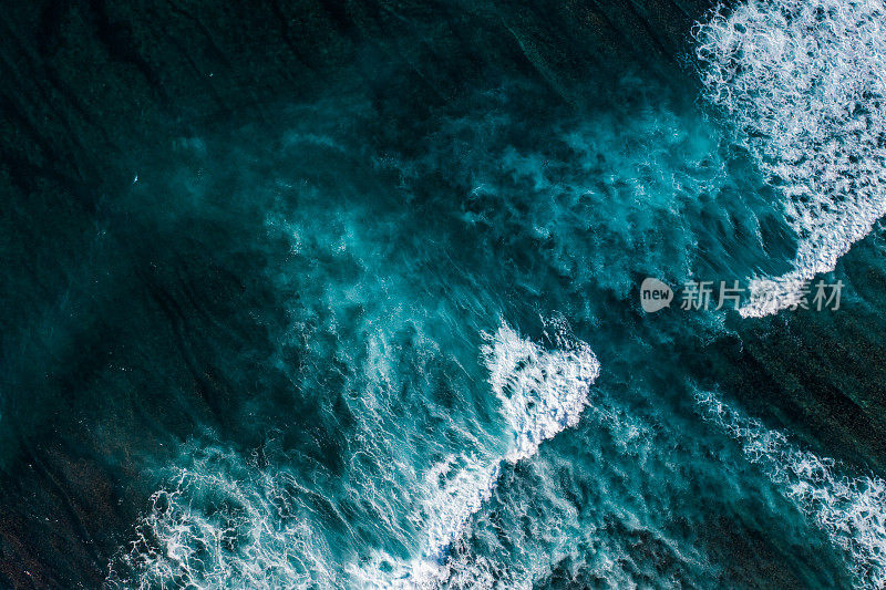 巨大的海浪拍打着珊瑚礁。从以上观点。