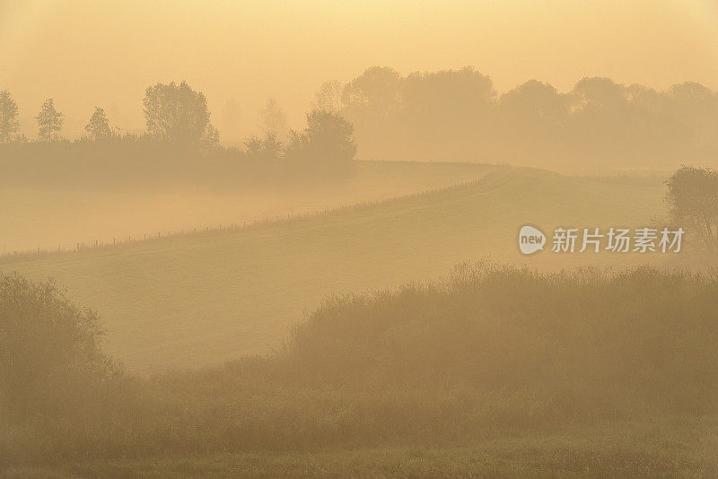 在一个美丽的秋天早晨，伊塞尔河上的日出