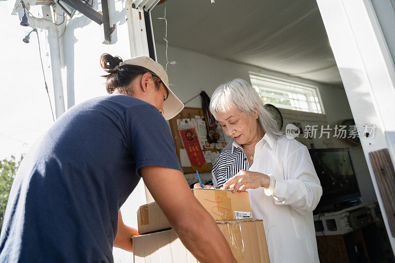 祖母在圣诞节收到了快递包裹