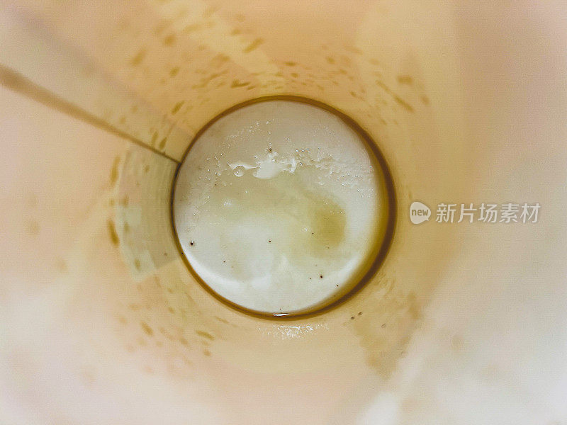 看一个用纸板做的空咖啡杯。