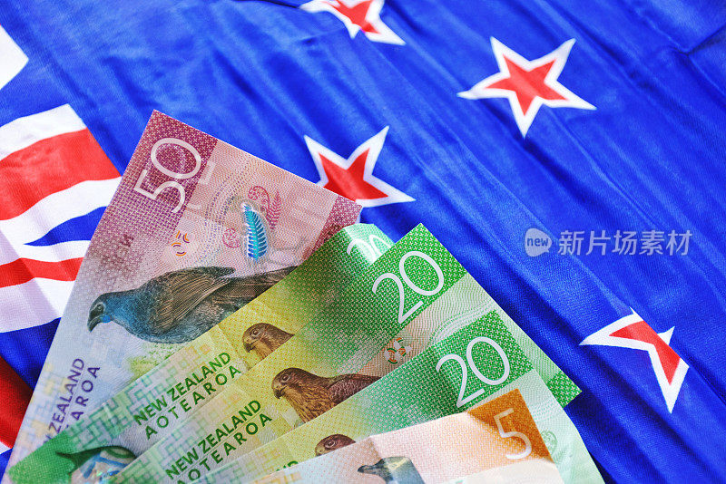 有新西兰国旗背景的新西兰货币(NZD)