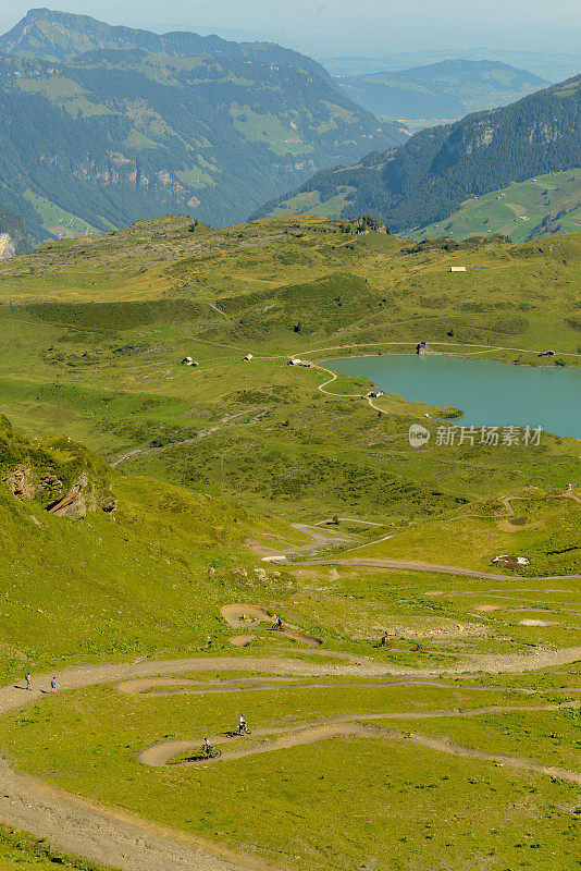 在瑞士阿尔卑斯山脉，人们骑着山地车从约赫帕斯穿过恩格尔堡，沿着水流轨迹行驶