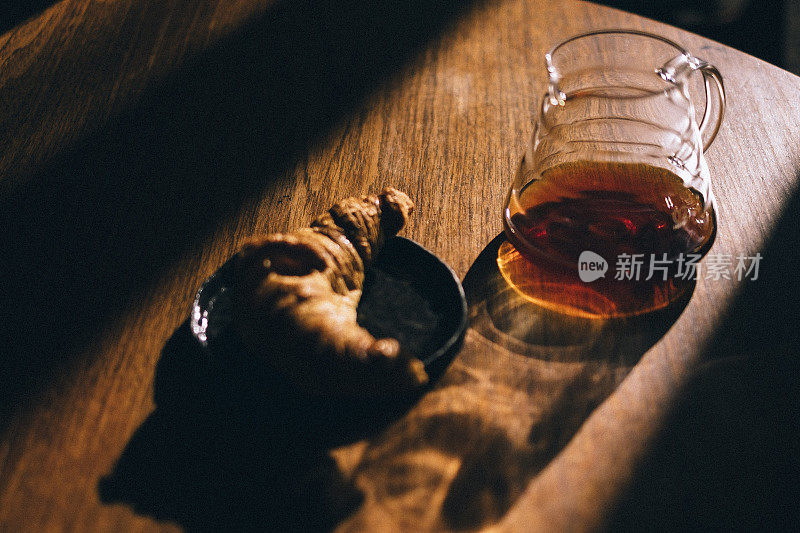 在早晨的阳光下，新鲜的咖啡和羊角面包被放在桌子上