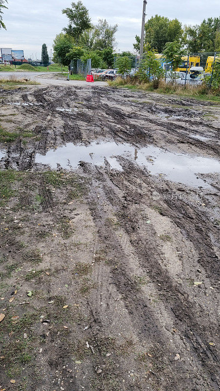 有水坑、水池、泥浆和泥泞的乡村或郊区道路或道路上的不良地面或土壤