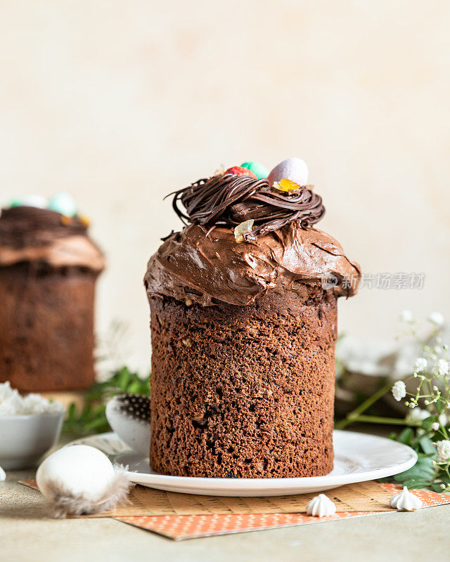 传统的东正教复活节巧克力甜面包或蛋糕与巧克力巢和鸡蛋在陶瓷盘子。复活节由巧克力库利奇，鸡蛋和花组成。