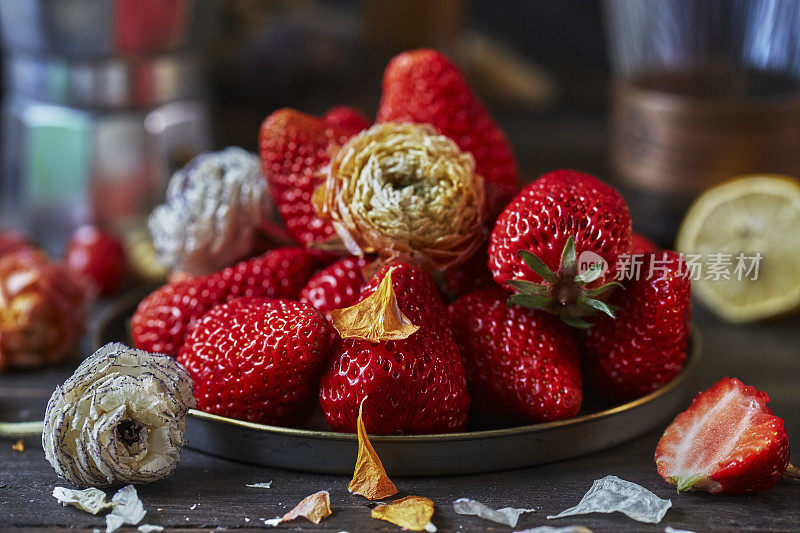 餐桌上的新鲜草莓