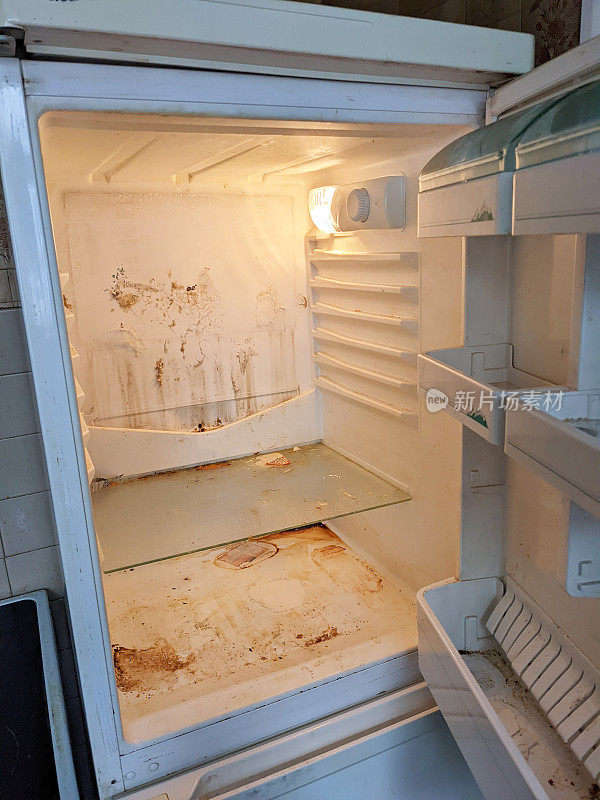 脏脏油腻的旧冰箱随时可以清洗