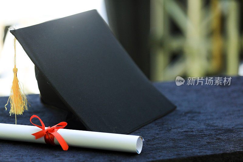 文凭，帽子和毕业概念