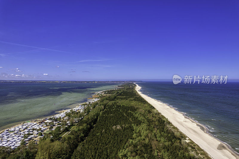 狭长的半岛，夏日沙滩美丽(鸟瞰图)