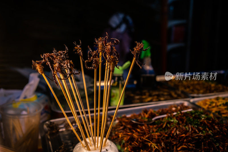 夜市档位售卖的熟蝎子特写