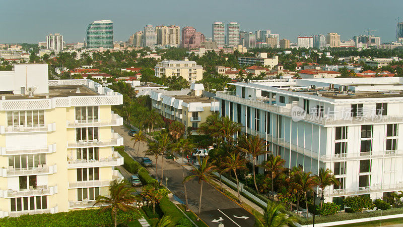 佛罗里达州棕榈滩海滨公寓大楼的鸟瞰图