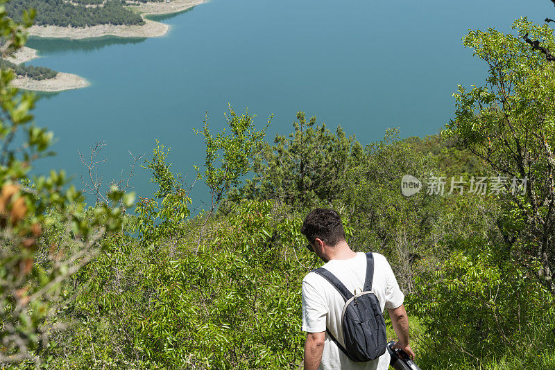 在黑海地区Samsun省Vezürköprü的峡谷中，一名男子在Kızılırmak河的视角下徒步旅行