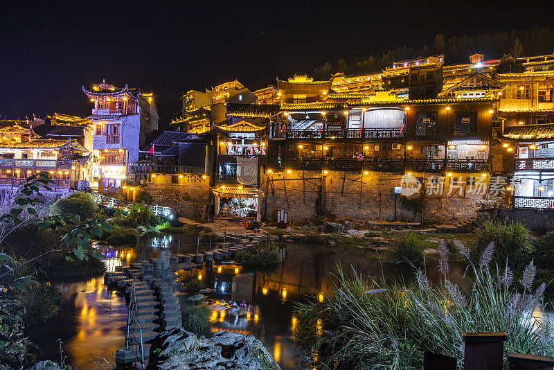 芙蓉古镇夜景璀璨。芙蓉古镇(芙蓉镇，芙蓉镇)，中国，令人惊叹的美丽风景