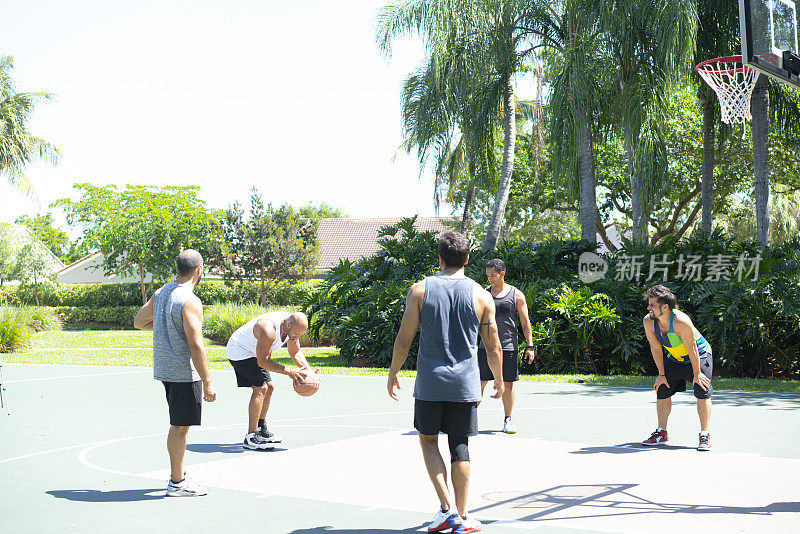 业余篮球运动员在室外场地尝试罚球