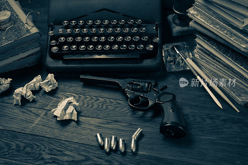 Сrime小说故事-旧的复古老式打字机和左轮手枪与弹药，书，白纸，旧墨水笔。分裂的基调。