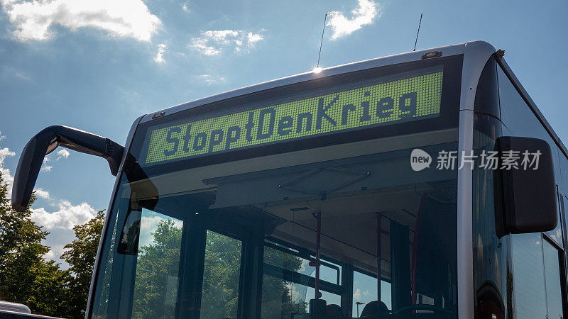 汉堡的巴士上挂着“停止战争”的标语