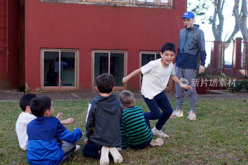 孩子们在操场上做体育活动