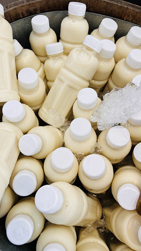 瓶装的健康农民牛奶