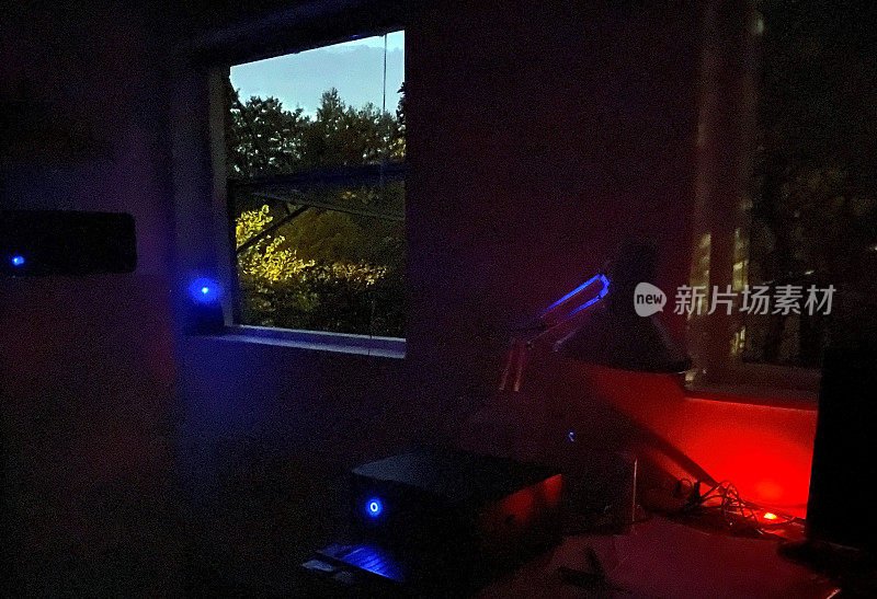 卧室里科技发出的红色和蓝色光线。